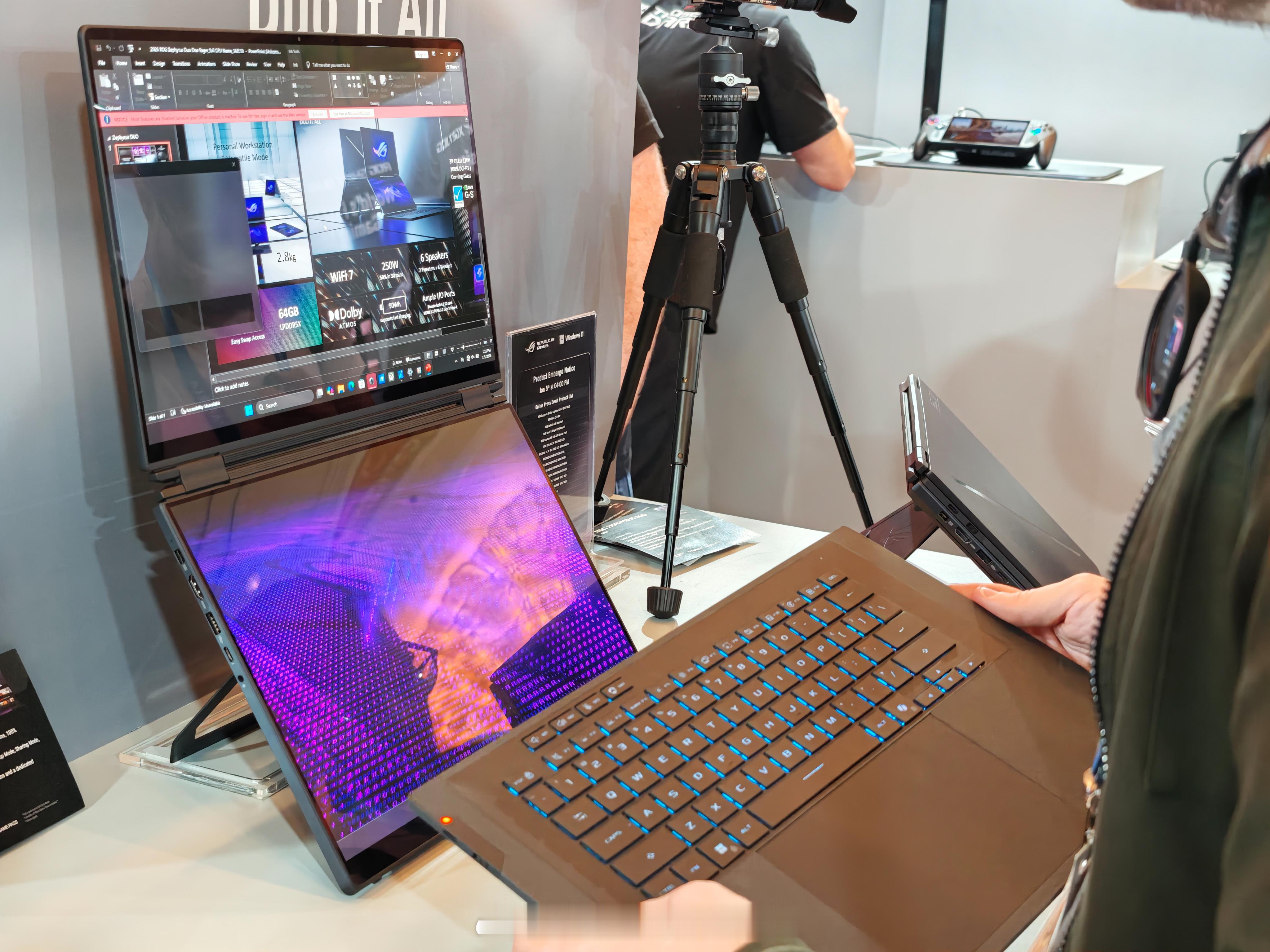 CES2026ROG幻16双屏本亮相，通过HDR True Black 1000