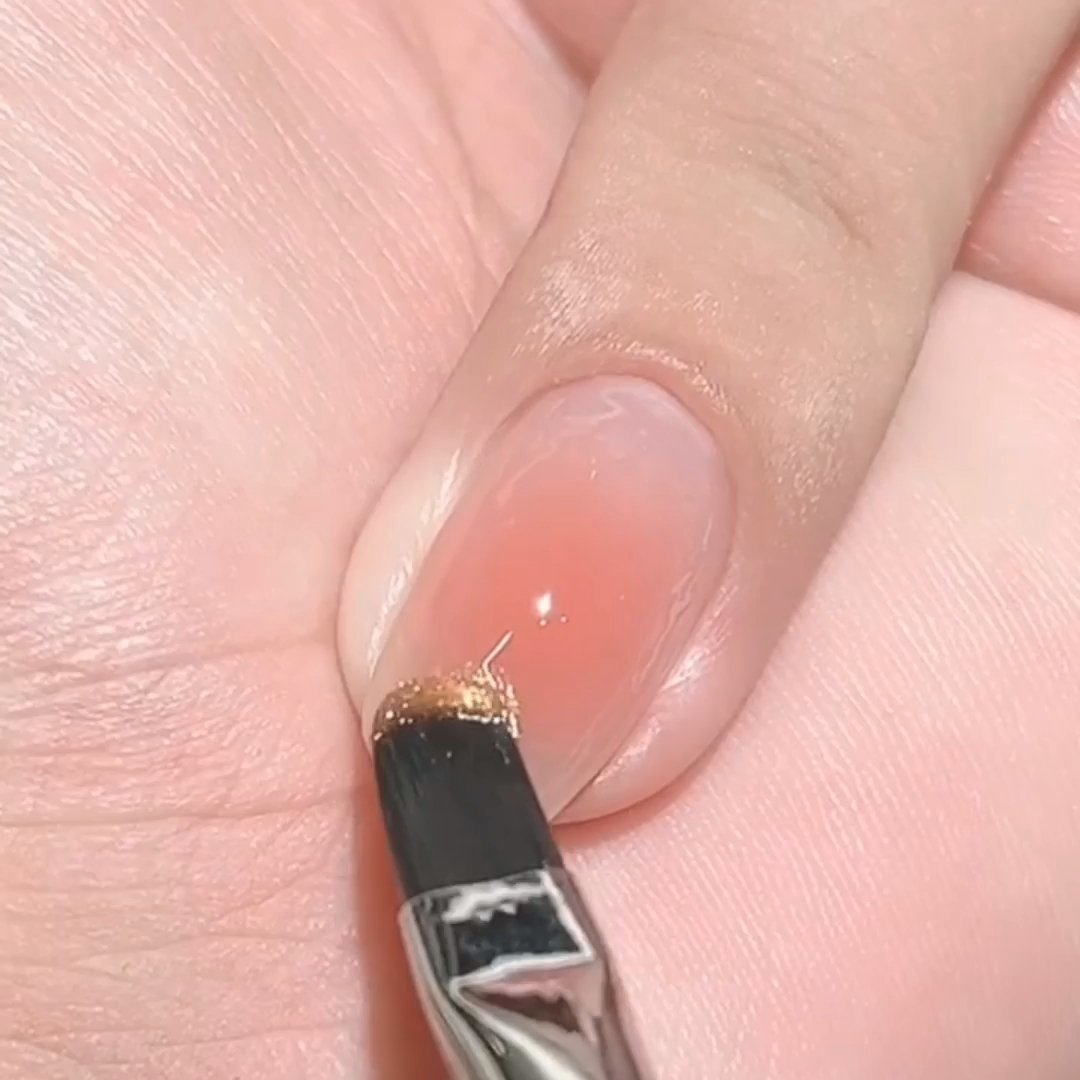 温柔腮红金色猫眼美甲的精髓！🍂我之前总觉得腮红调显老气，结果用这个奶茶粉色打底