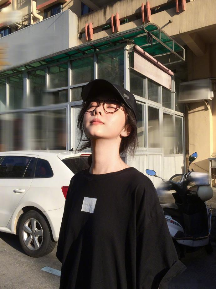 谭松韵还是当年的耿耿这组夏日镜头流露出来的神态特质，和往日荧幕里的形象高度重合，
