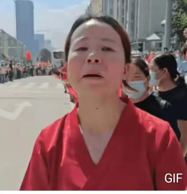 贵州，女子为了送别子弟兵，竟然一次性买了10多个西瓜，可是，她却发现自己根本拿不