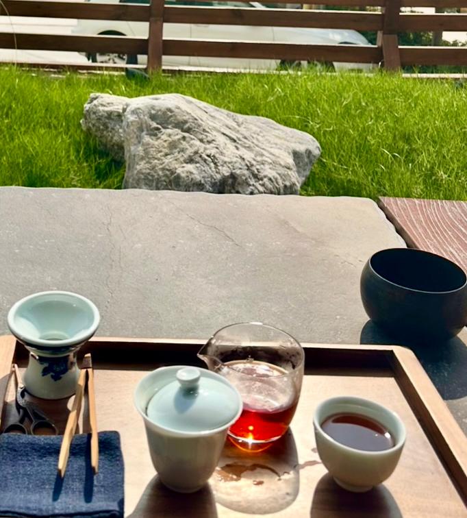 每个人到了一定年纪都终将面对孤独。
有的人是有子的孤独，
有的人是无子的孤独。