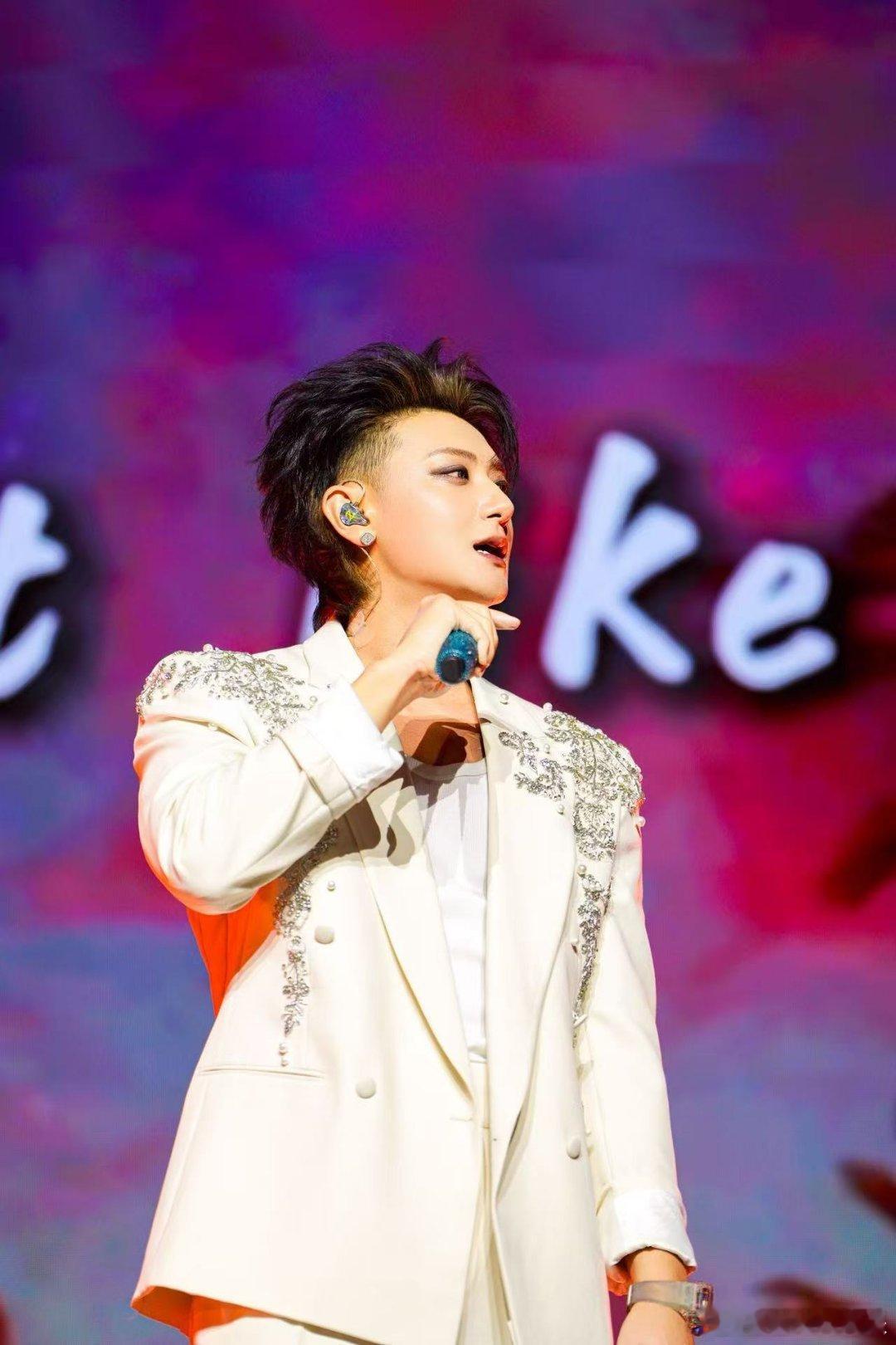 黄子韬巡演官宣 巡演消息出来的时候，我脑子里已经在自动播放他的歌单了。到时候现场