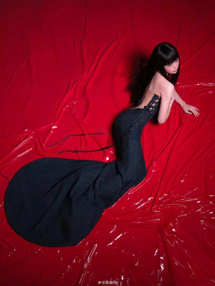 张淼怡异瞳蛇姬张淼怡这次的造型简直太有创意，异瞳的设计独特又有气质。左眼的碧波，