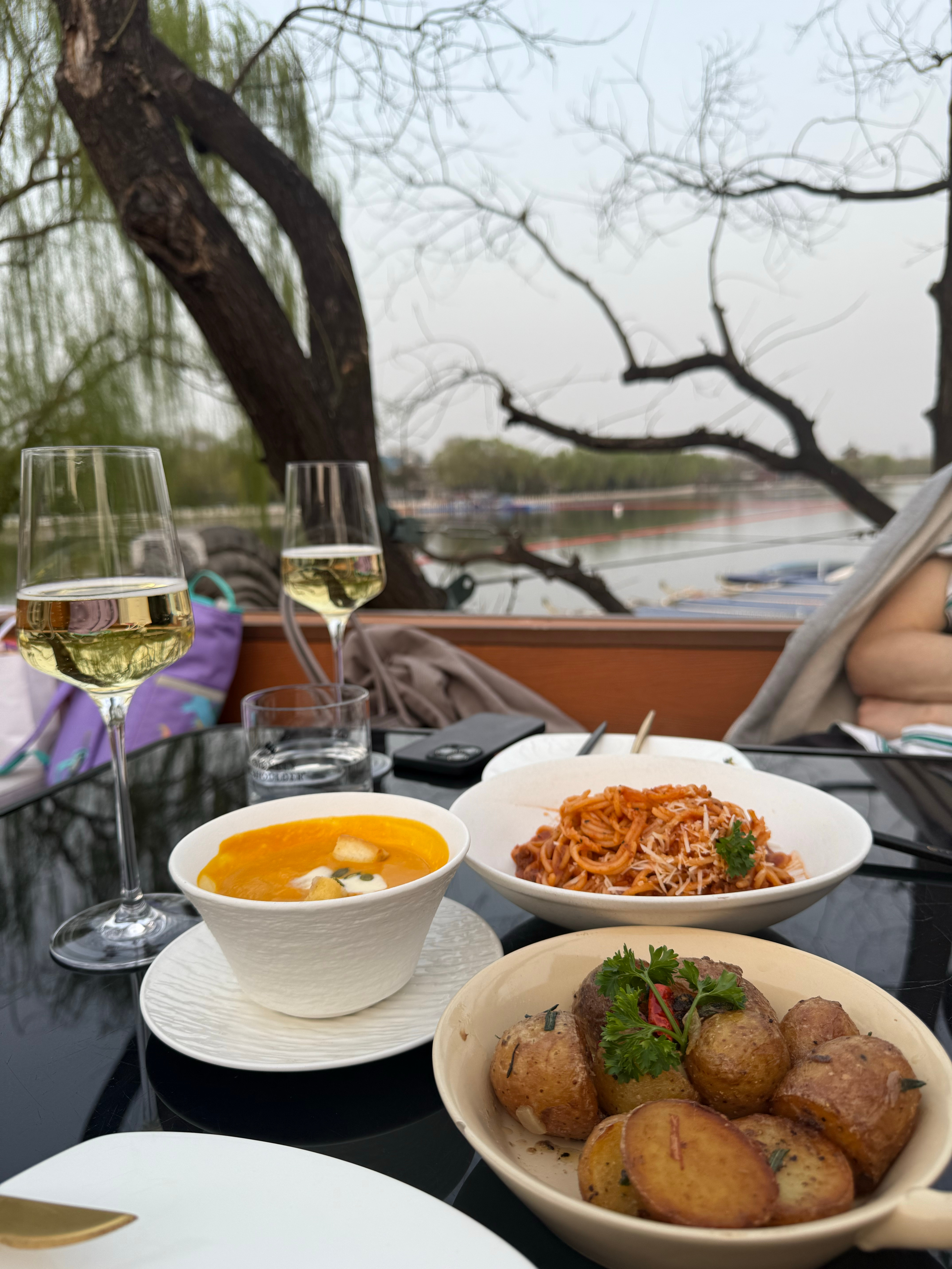 充电周末[开学季][比耶]什刹海边的露台 来杯半甜葡萄酒🍷属于老百京的chil