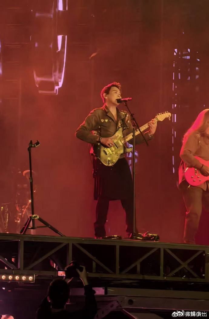 陶喆苏格兰打卤裙陶喆的裙子扣掉了 看陶喆巡演全是笑点，苏格兰打卤裙造型吸睛，演唱