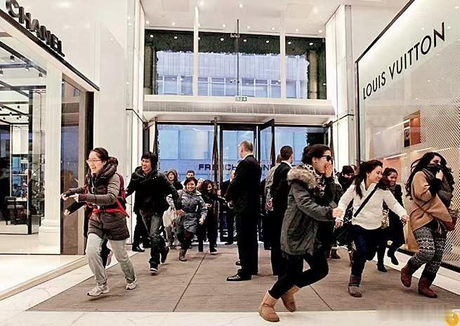 大家发现了吗？最近奢侈品市场出现了一个反常情况：门店里标价牌上的数字越跳越高，排