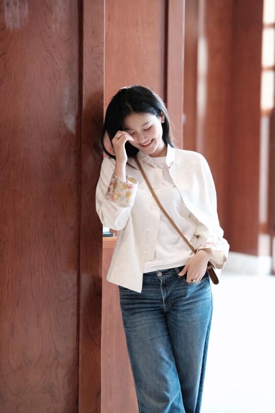 看，她的头发丝在发亮