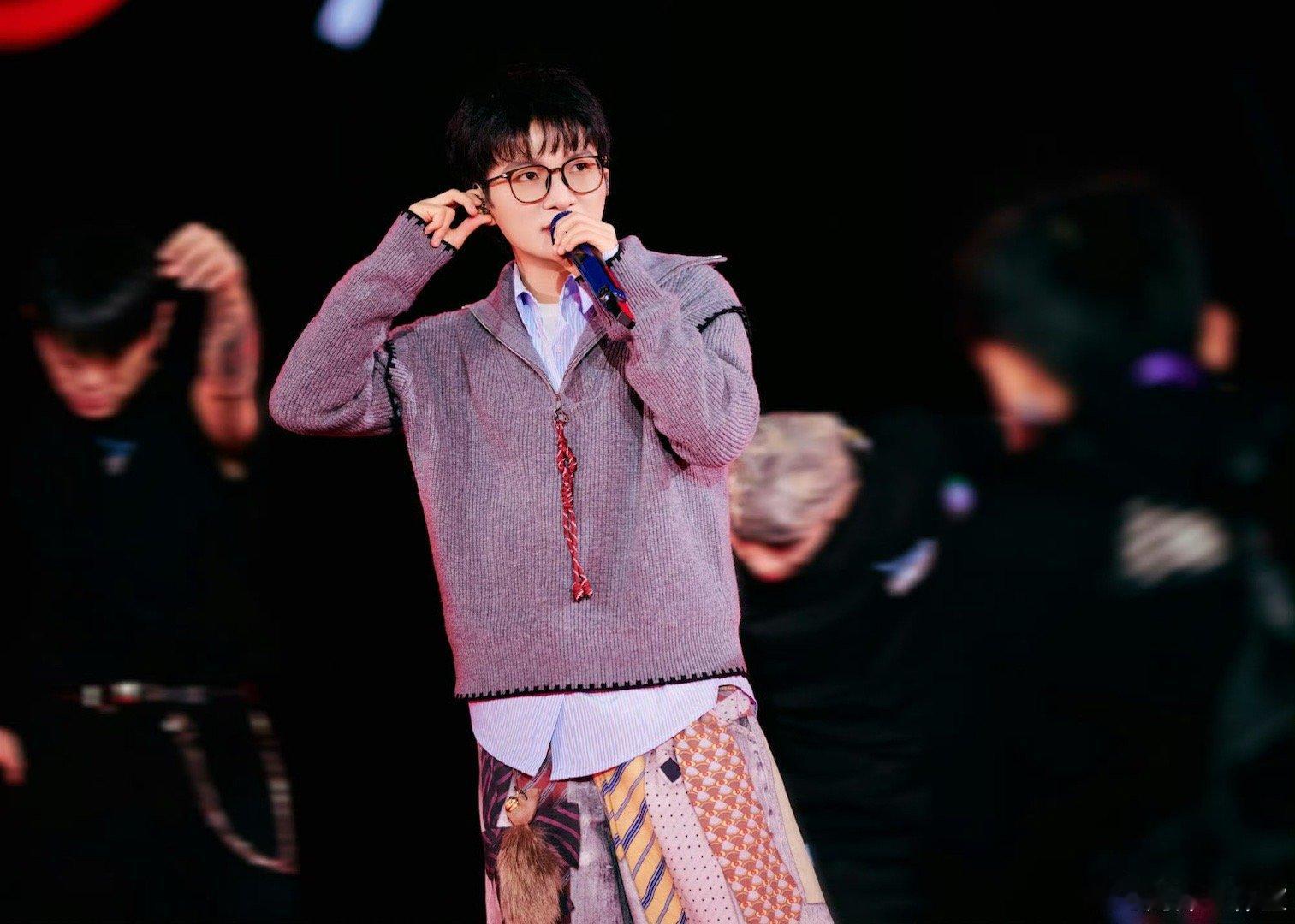 周深举这牌班味一下就上来了谁看到周深举牌不笑啊！那姿势那眼神，活脱脱刚开完晨会的