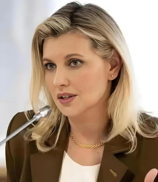 谁能想到，打了四年的仗，最先在镜头前“崩”不住的，竟然是那位以优雅坚韧著称的乌克