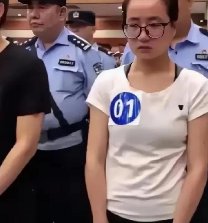 2019年，读硕士的杨春燕还在上课，突然警察登门把她逮捕，离开前，教授诧异问道：