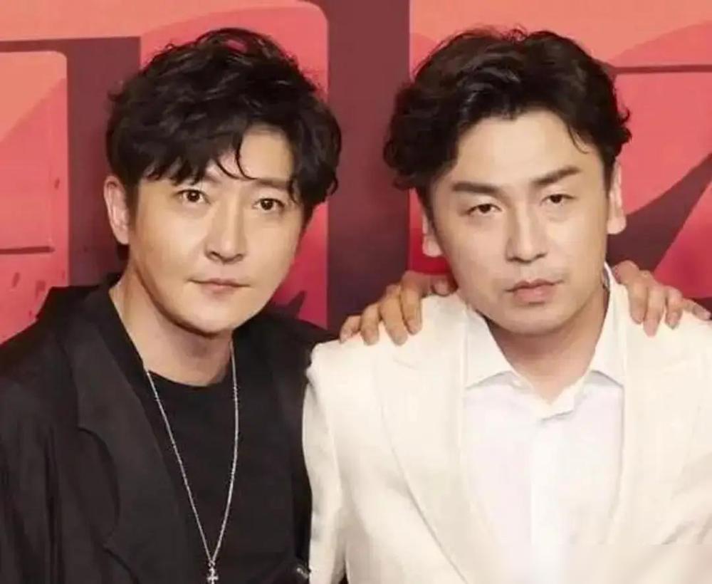 演员雷佳音说：“郭京飞这个人吧，小心眼，特脆弱，然后还特敏感，上大学那会，他们班