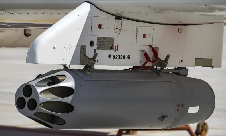 最近俄军炸弹在俄乌战场上表现得相当“生猛”。据美媒报道，俄军方正在研发射程达12