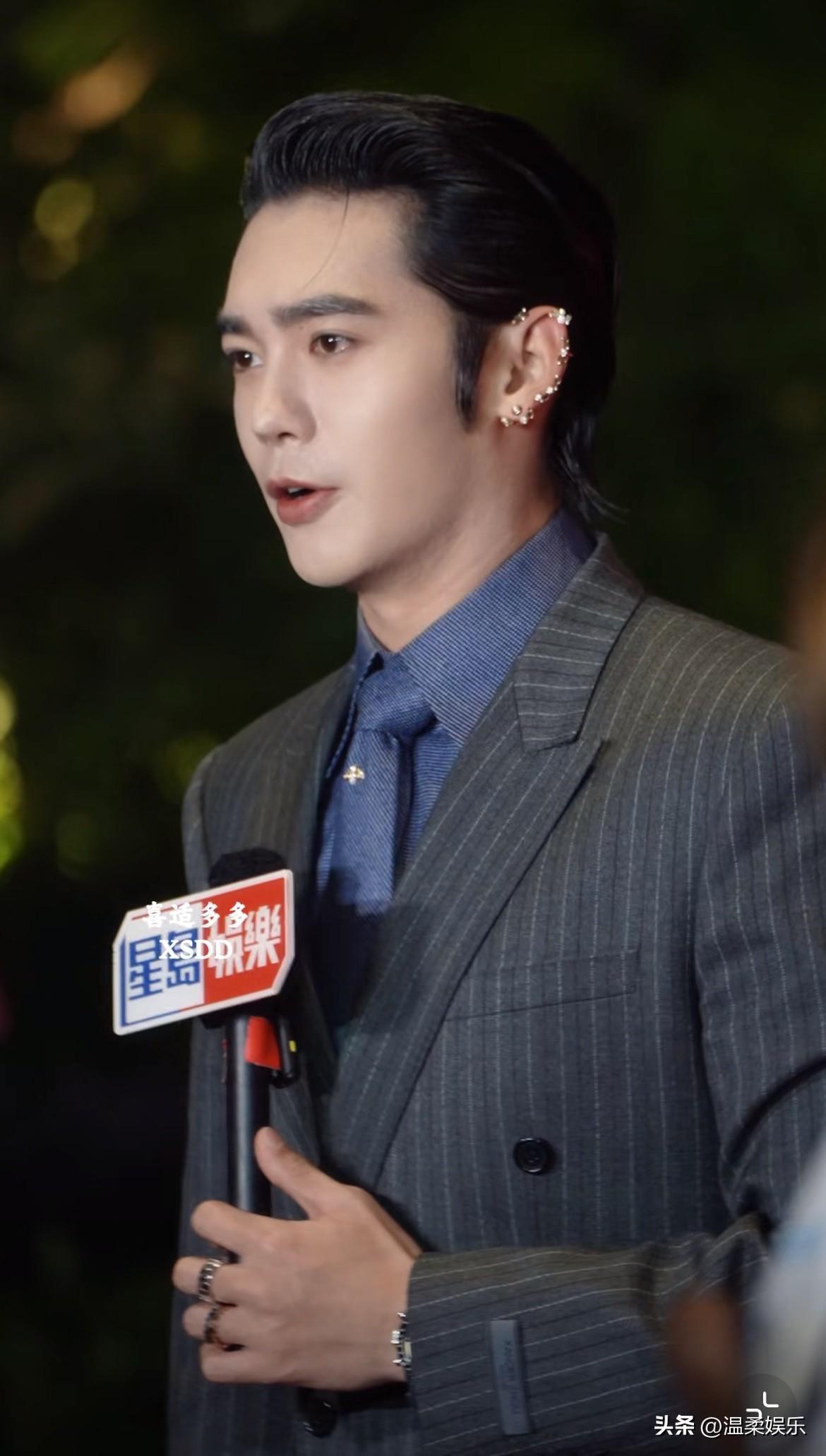 大背头，高狼尾！
这个宽肩窄腰，外加十四个衣袖[我想静静][我想静静]
这种场合