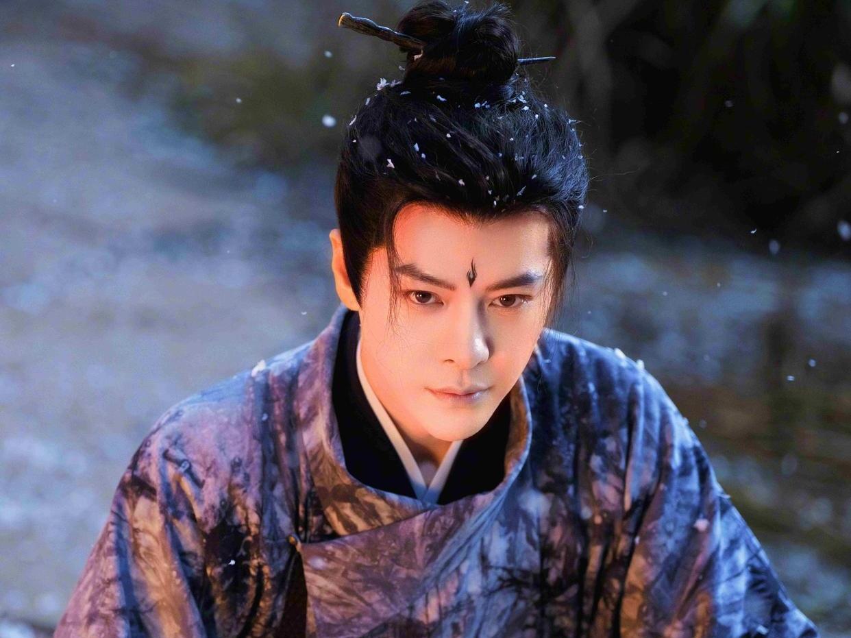 谁曾想，

徐海乔在《子夜归》中的露脸，

给到大家惊喜。

他在剧中饰演猫公，