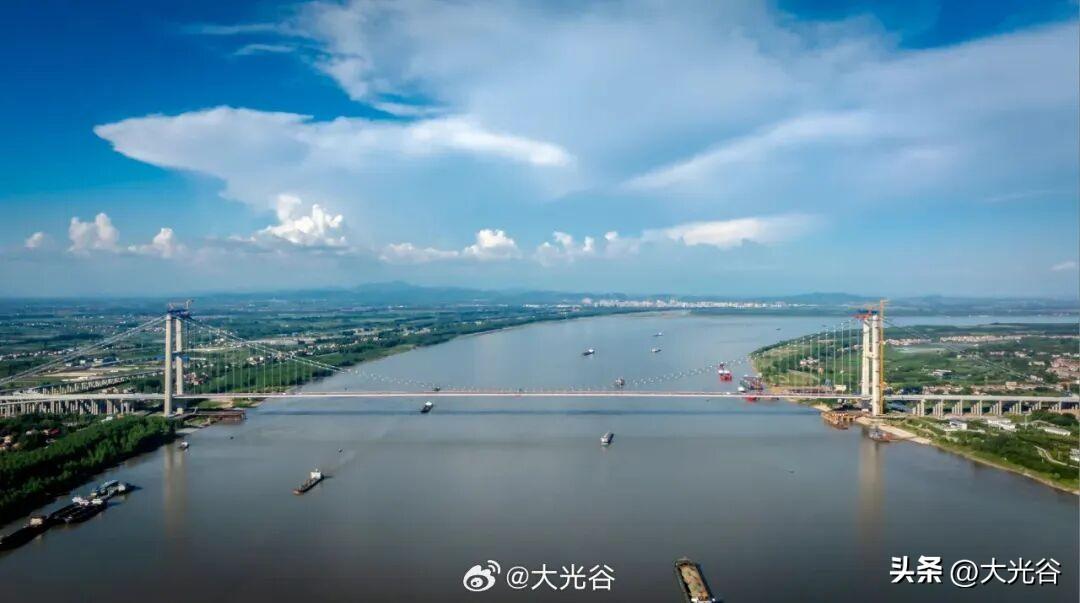 通车！全球首座智慧悬索桥，长江最宽钢箱梁悬索桥亮相

3月20日，新港高速公路双
