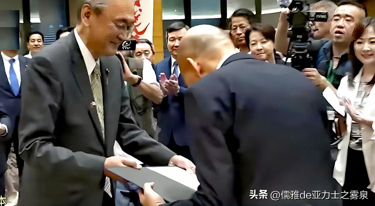 看看台湾伪政权“立法院”的院长韩国瑜，跑到日本、美国去，在日本人、美国人面前，低