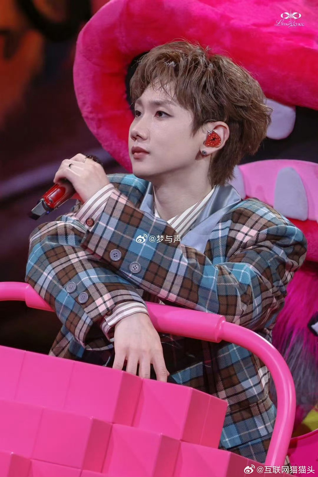 汪苏泷给我竖了个大拇哥现场被汪苏泷竖大拇指也太幸福了！近距离被偶像认可的瞬间，心