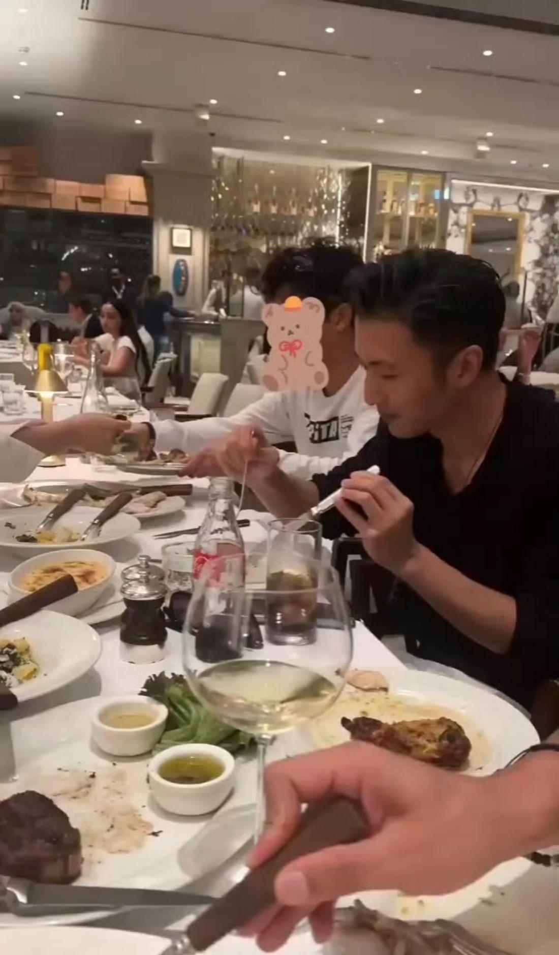 谢霆锋带大儿子迪拜度假，谢霆锋保养得真好，看起来不像孩子爹而是哥哥 ​​​