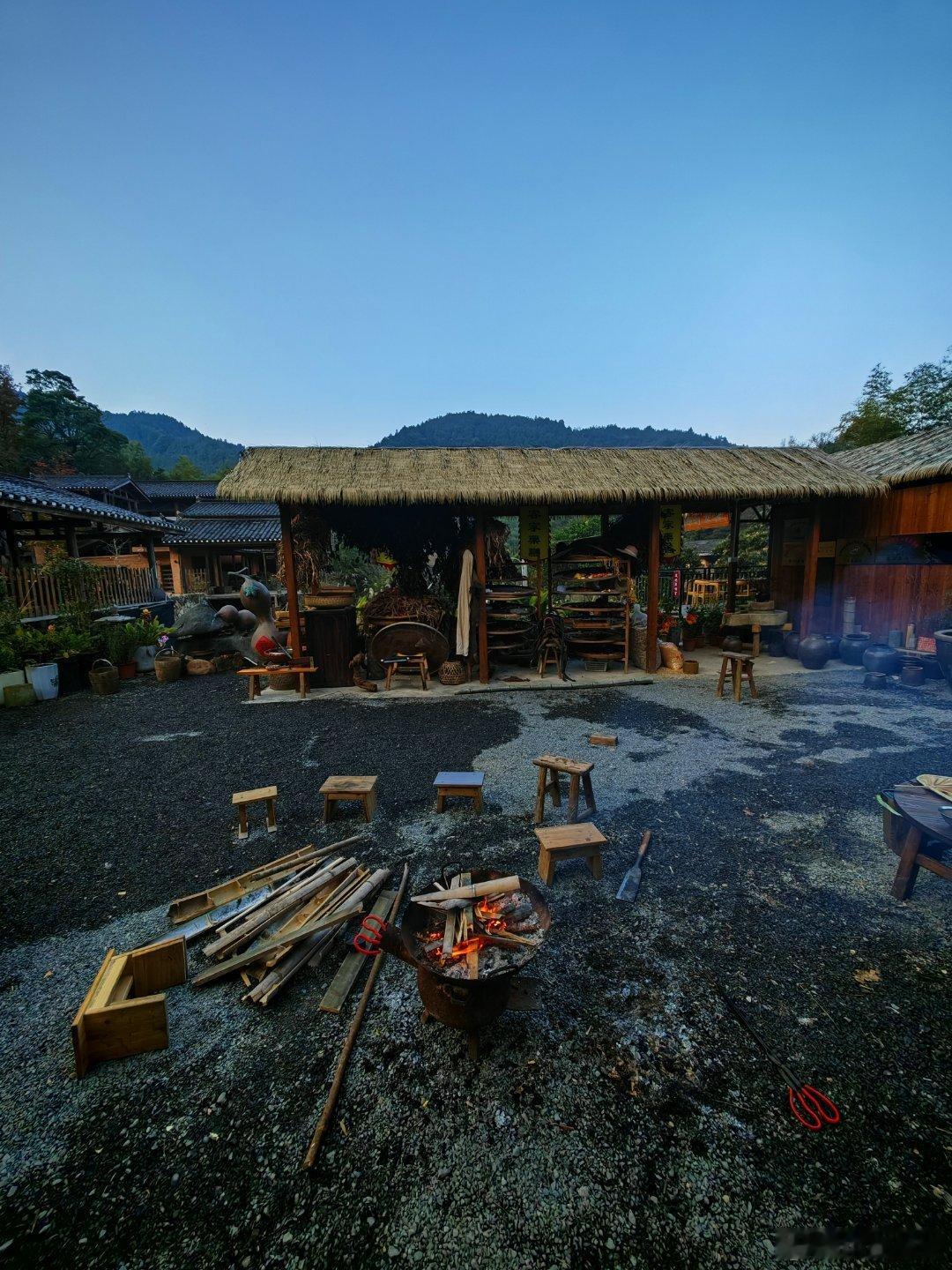 昨晚住山上，非常清冷，可惜水没结冰 