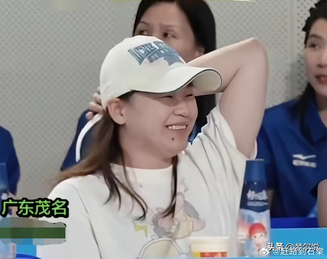 全红婵亮相茂名奥体中心游泳馆，亲临现场观赛，看着赛场上的师弟师妹，露出了欣慰的笑