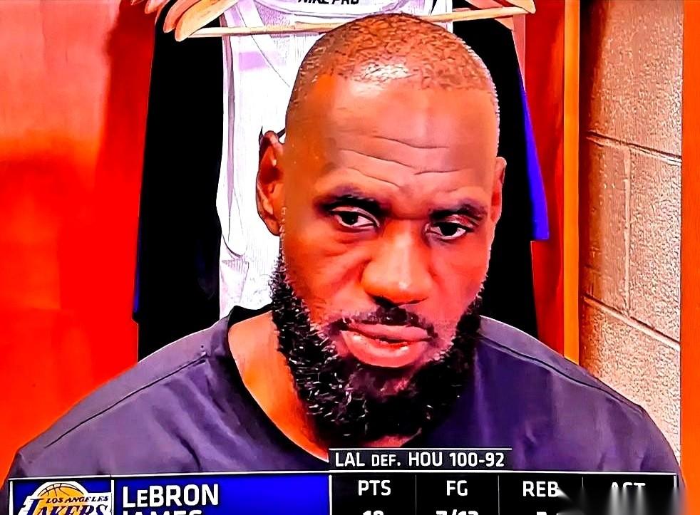 俩人加起来快80岁了。
还在为西部一张小小的季后赛门票，在场上玩命。
一个41，