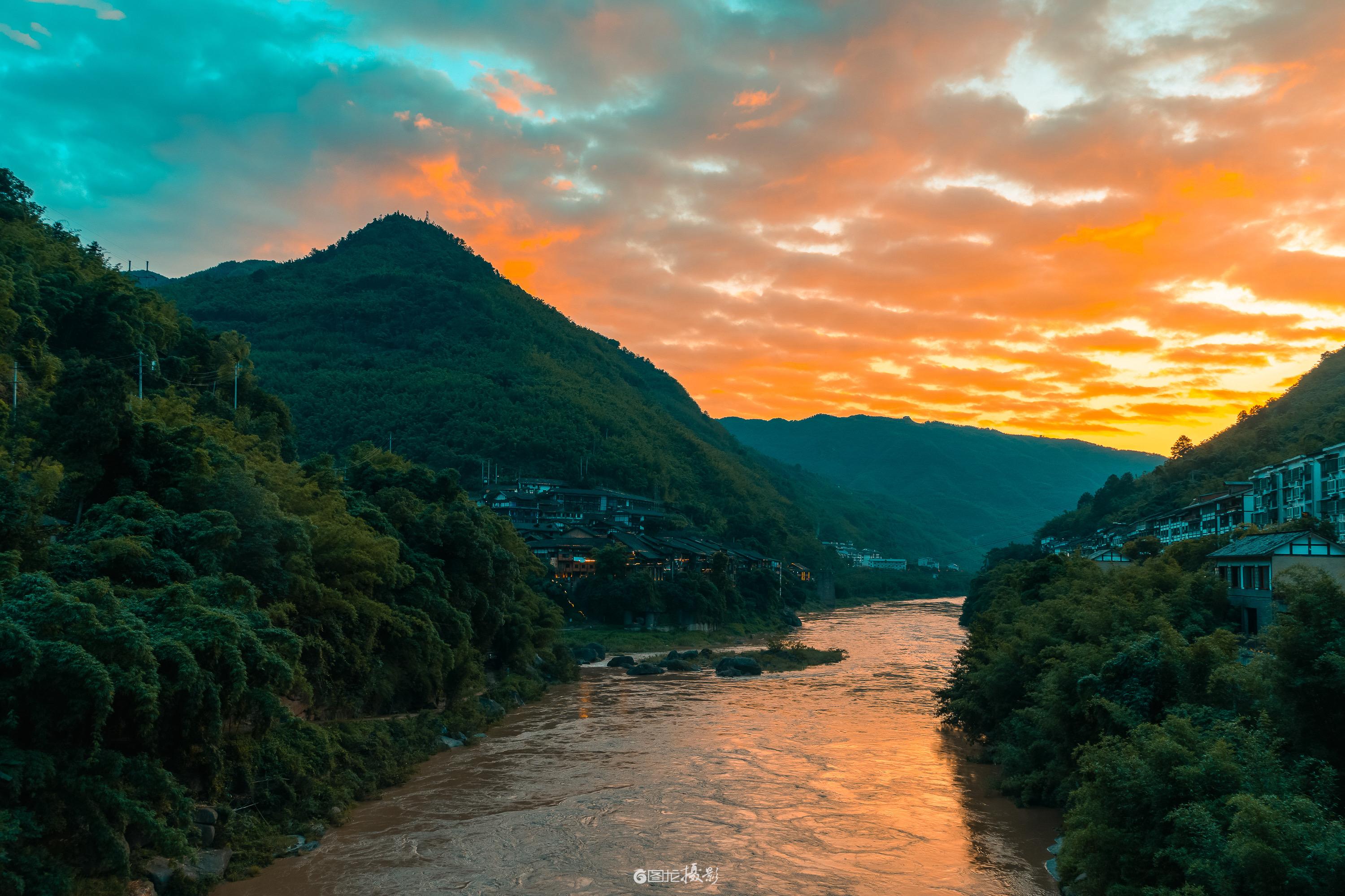 在丙安古镇，邂逅晚霞与流水交织的历史画卷