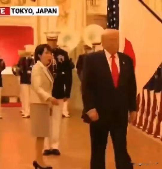 特朗普一点都不给日本面子，无视日本国旗，当着高市早苗的面，直接看都不看一眼的走掉