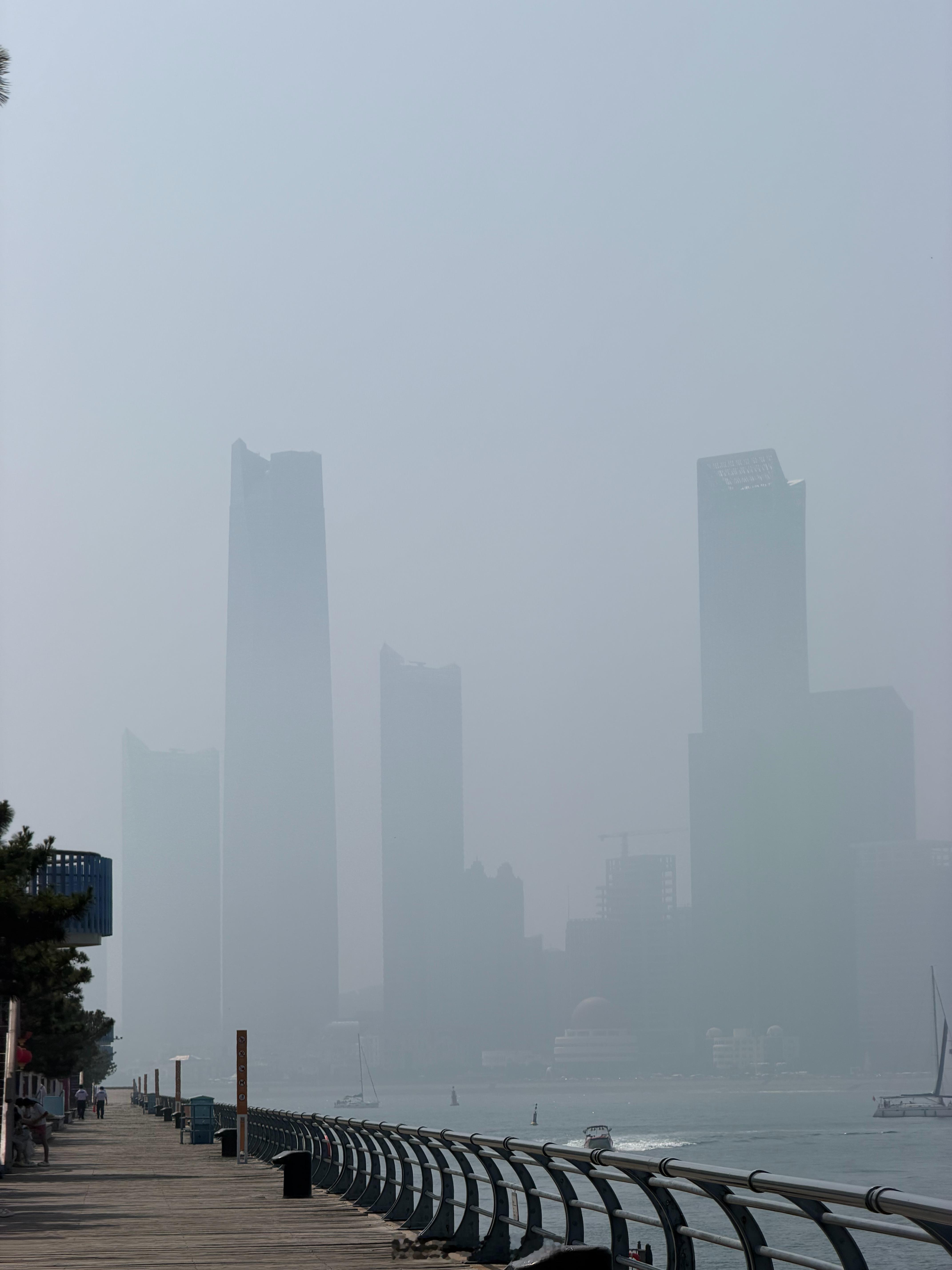 青岛今年这大雾天气可太多了不过海边紫外线依然很强中午上完课顺便去海边晒了将近两个