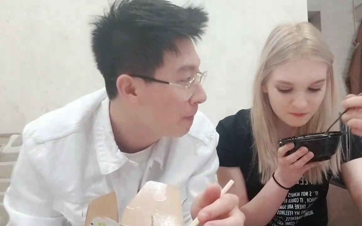 始料未及！女友是俄罗斯人，我们相恋3年，最终决定在哈尔滨订婚，摆了2桌，每桌25