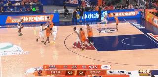 麦基这个球纯粹就是瞎打嘛
你一个在NBA的纯蓝领吃饼侠，真把自己当成空间型内线了