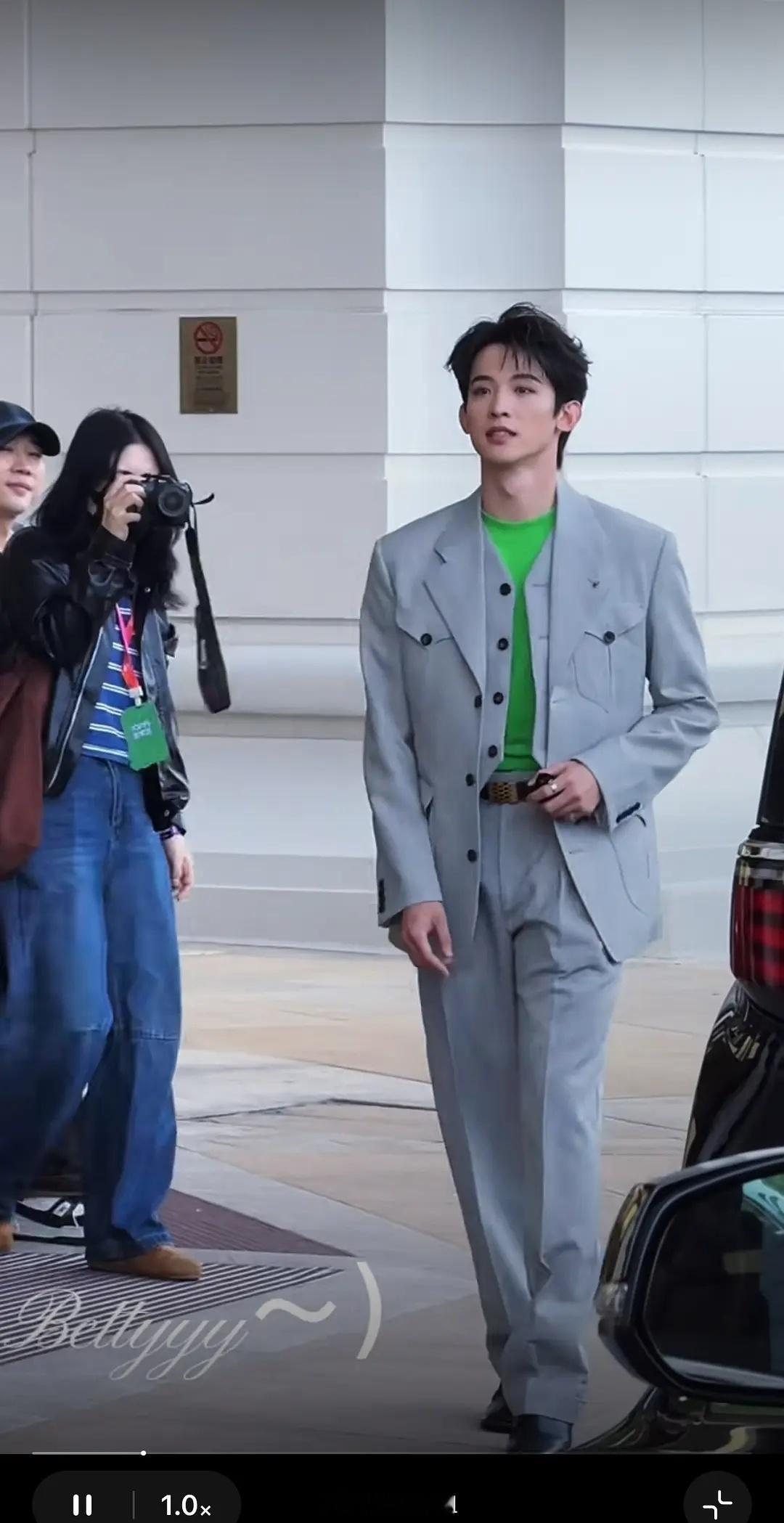 大家觉得常华森这身荧光绿➕灰色西服。。。穿出效果来了吗 