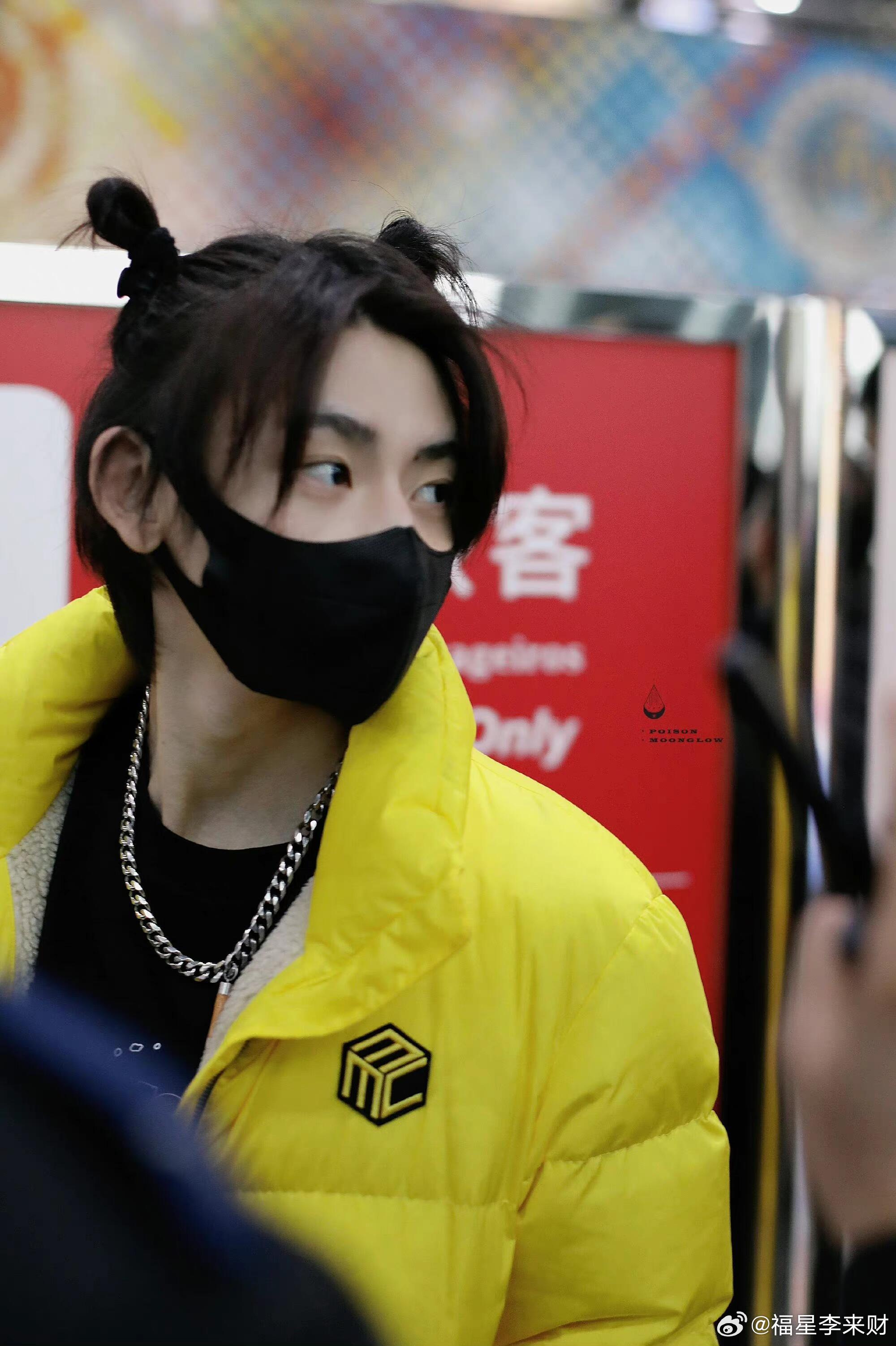 王琳凯手控福利王琳凯直播嗦鸡爪 别人直播带货，他直播带饿。王琳凯大半夜嗦鸡爪嗦得