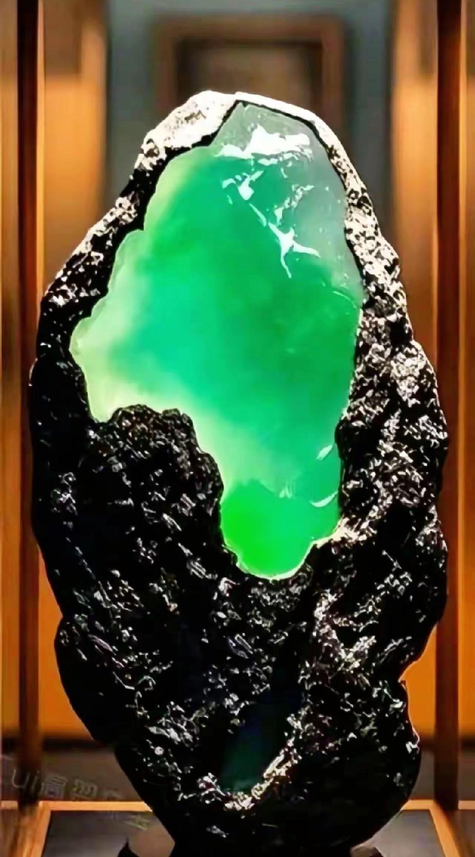 商家早用CT筛选完所有原石，赌石暴富根本就是一场骗局！
 
别被赌石“一刀暴富”