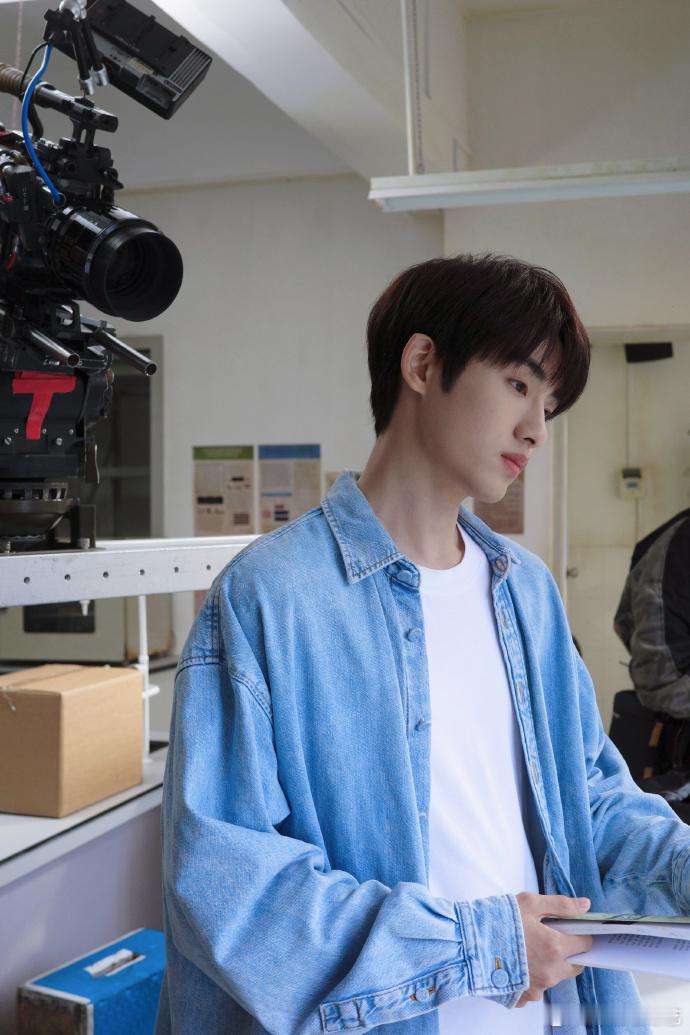 董思成太阳雨杀青plog董思成原始帧镜头《今天是太阳雨》 董思成原始帧镜头🈶，