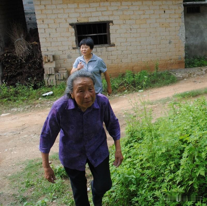 退休金还得养孙子孙女，悲哀不