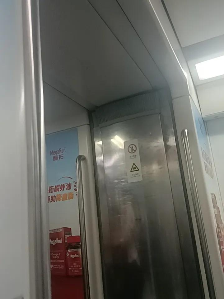 北京的地铁太冷了，我想穿军大衣[捂脸][捂脸][捂脸]