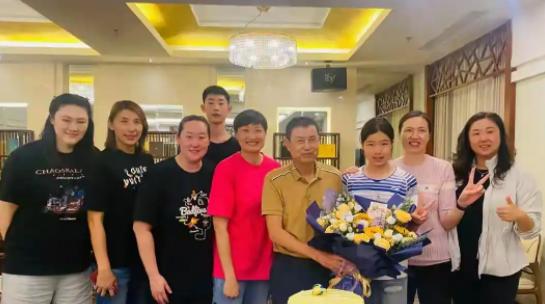 神秘嘉宾空降香港站中国女排的比赛！昨晚上打乌克兰女排，看台上镜头扫过前中国女排黄