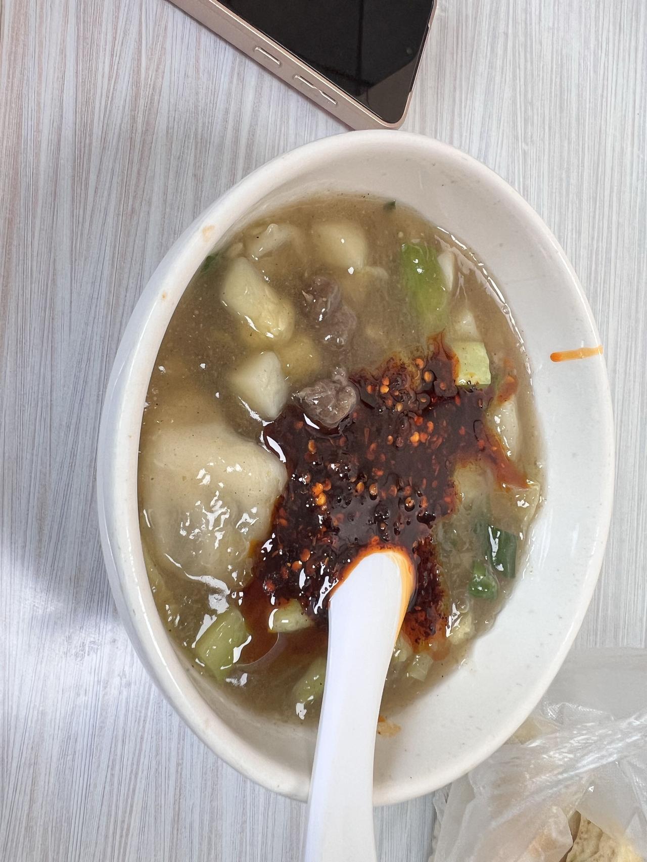 早上吃个肉丸胡辣汤配个葱花饼，美好的一天从早餐开始
