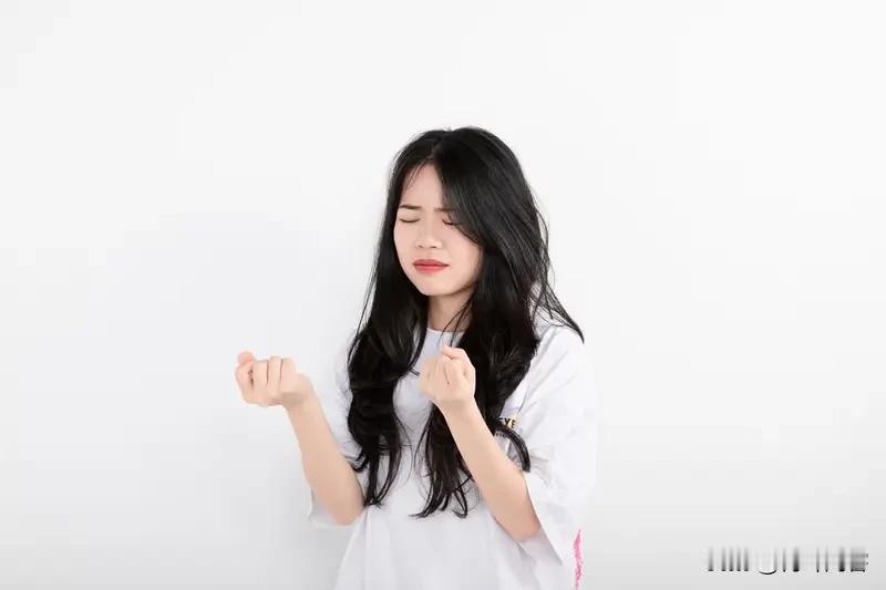 为什么要火葬？还不是利益驱使？
火葬费用高，许多人可以获得利益。家里死了人，首先