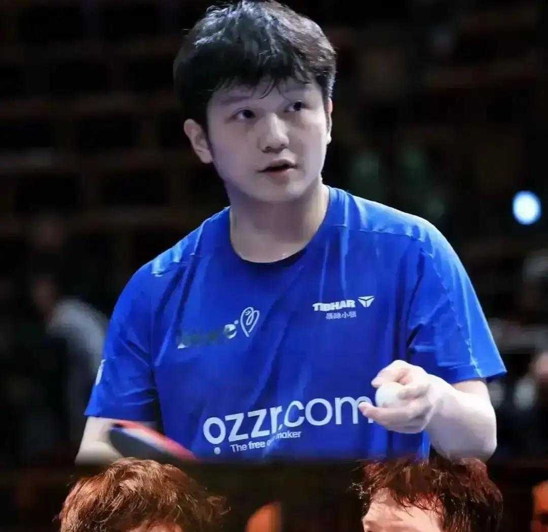 八一队解散那天，小胖差点退役！
 
王励勤一句话把人拉回：来上海，再打一届。户口