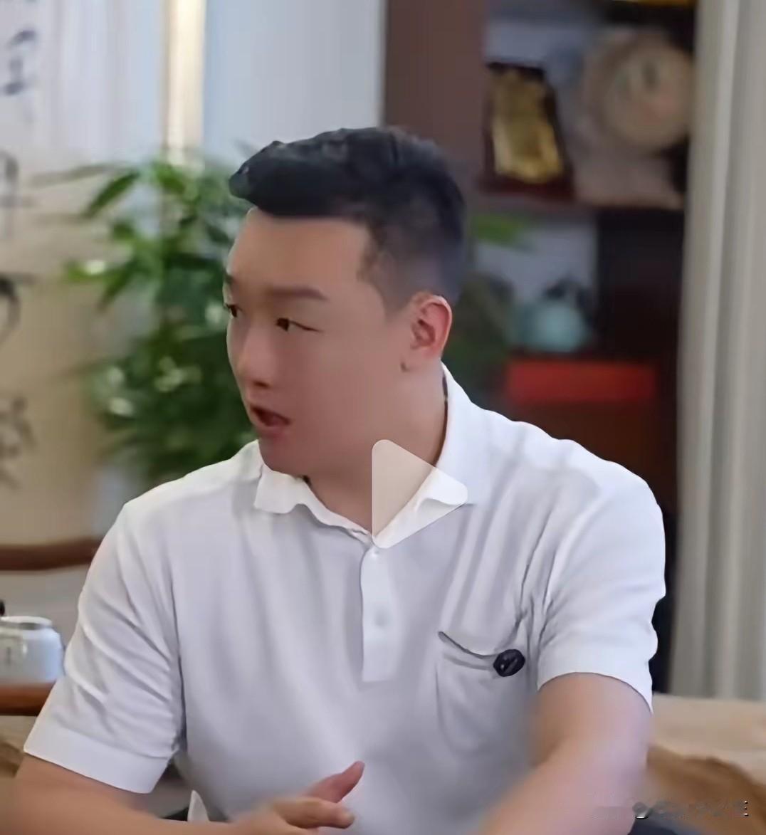 范姝涵1:3输给早田希娜，现场解说徐晨皓都怒了！ 

他说: 范姝涵的战术有问题