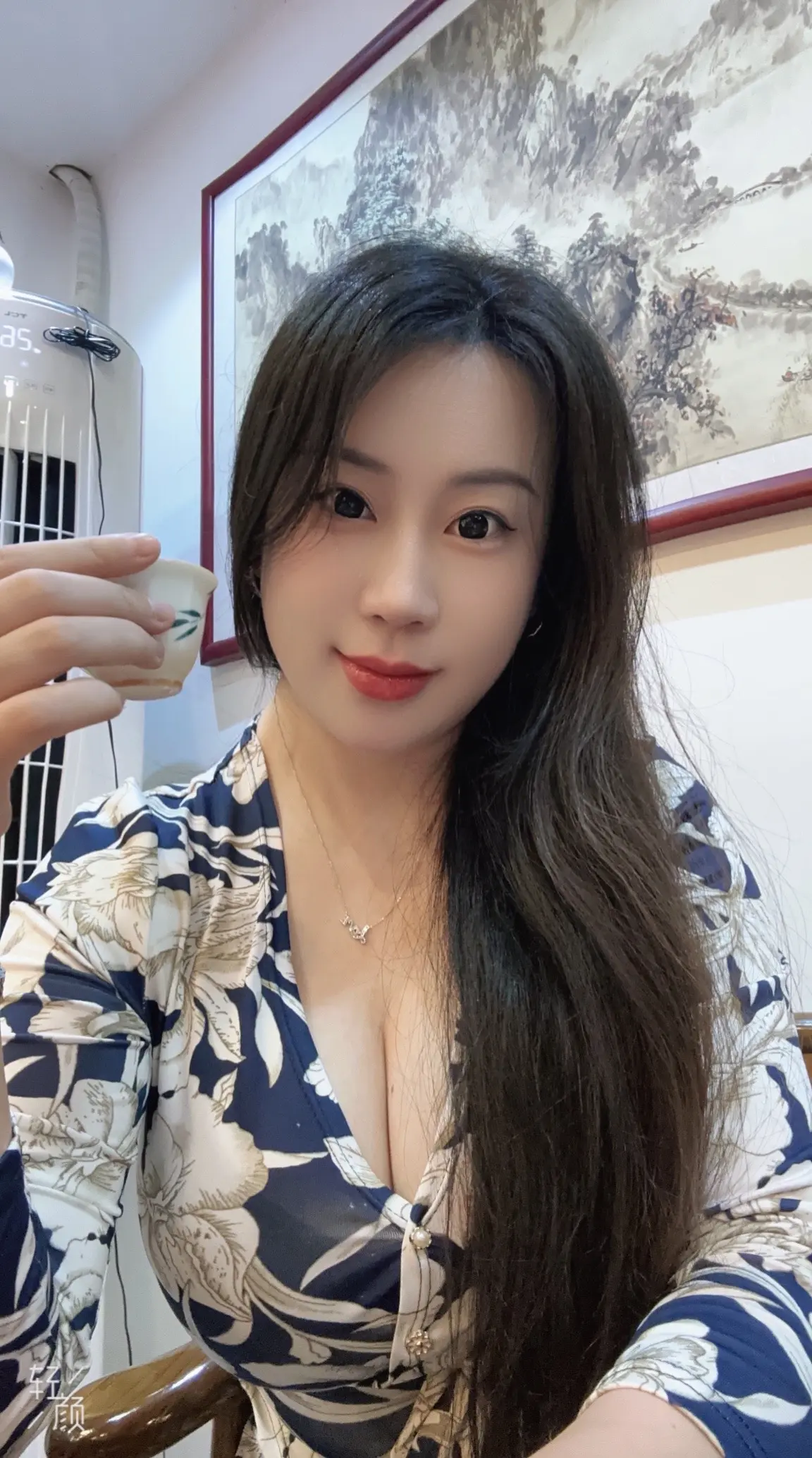 美女老板的日常 积极又向上 喝茶 今天你喝茶了吗 我的魅力不止一面可仙可萌可御姐