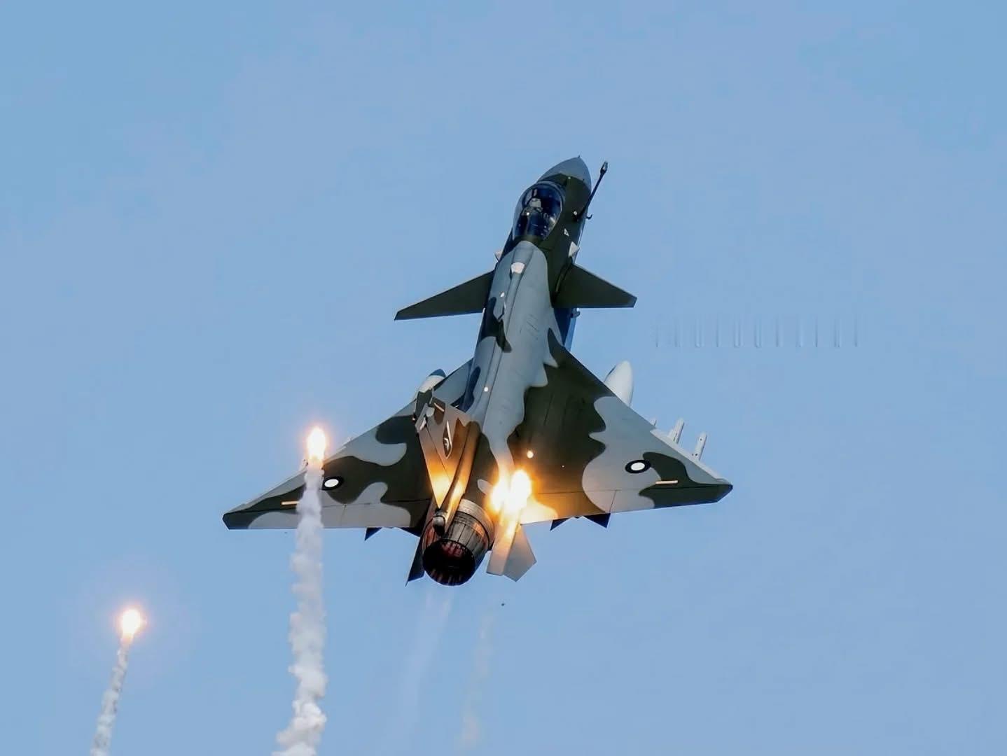 今日猛龙 巴基斯坦空军（PAF）第15“眼镜蛇”中队歼10C打红外干扰弹/热焰弹