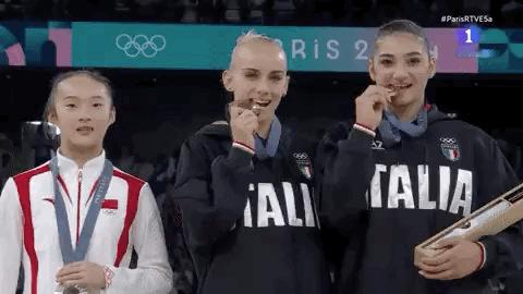 哈哈哈哈哈哈哈笑死，周雅琴太可爱了，刚刚平衡木颁奖典礼上，看到旁边的两位意大利选