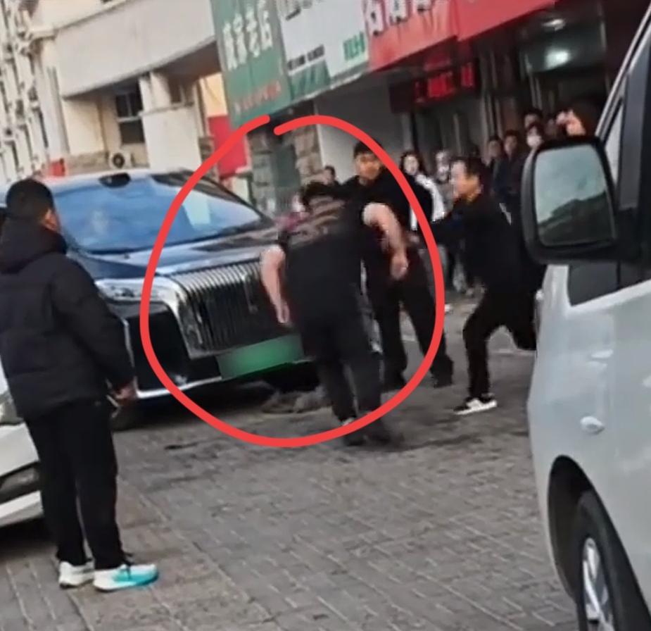 开封男子用头反复撞车，安徽女子跳车头蹦跳踩踏，都是因为车辆交通纠纷，多大点事！至