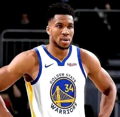 说句扎心的话。
看到库里又一年拼到手指脱臼，眼神里那股劲儿还在，可身体骗不了人。