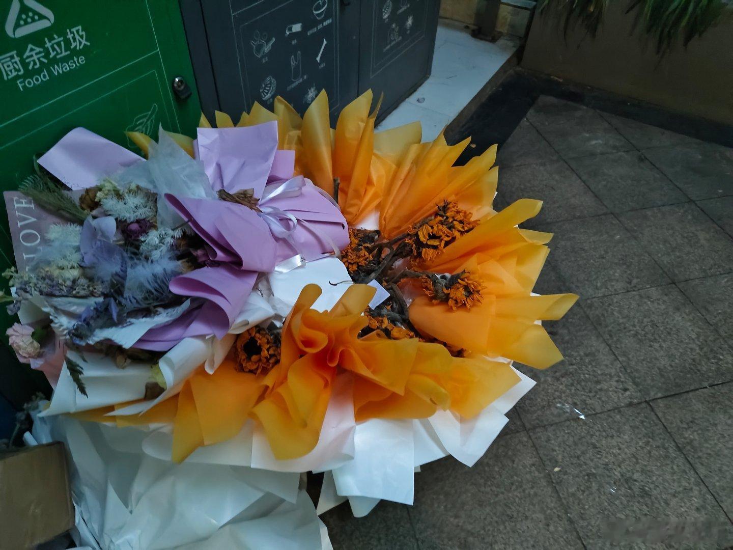 鲜花便是时光貌，朝盛夕衰难抵消。 