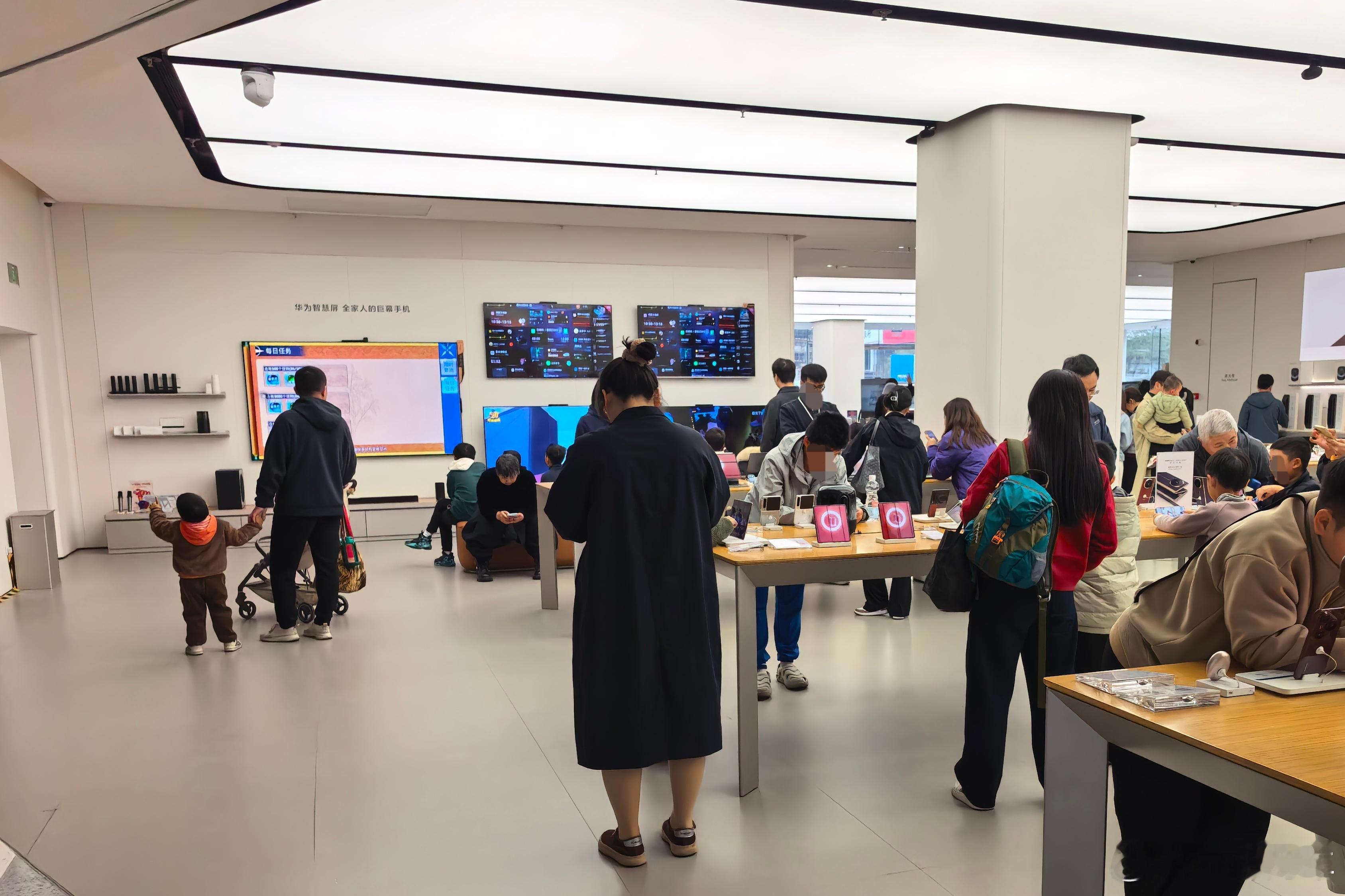 刚才去商圈，路过某品牌的店，我差点以为今天是工作日。。。顾客几乎没看到，销售三三