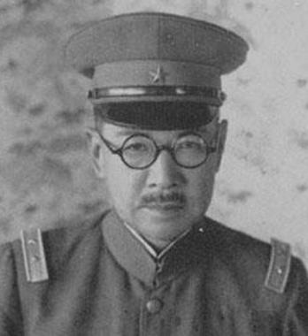 1946年，在中国犯下滔天罪行的战犯谷寿夫被押往南京受审，可开庭前夜，他却突发高