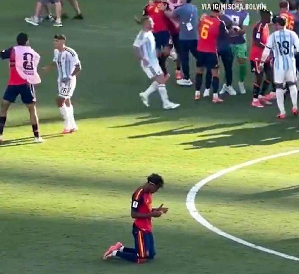 【亚马尔跪地祈祷身后硝烟四起，世界杯冰火两重天名画】7月20日，世界杯决赛，西班